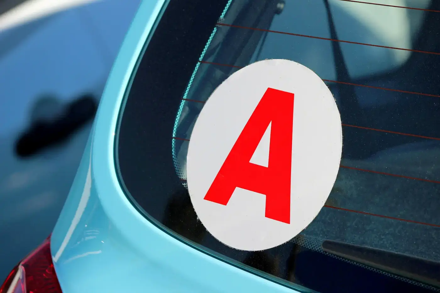 Disque A sur la lunette arrière d'une voiture d'apprenti conducteur